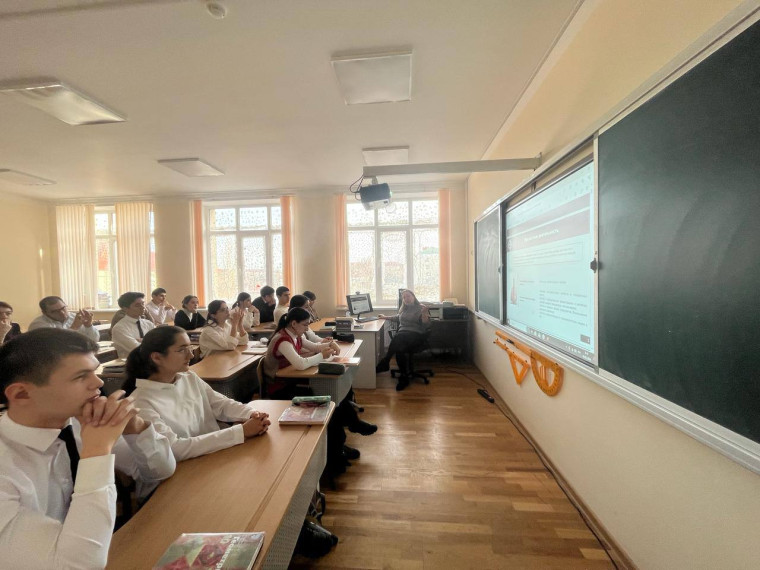 Информационный классный час на тему :«Кибербезопасность» провела классный руководитель 10 М класса Гюрджан Е.С..