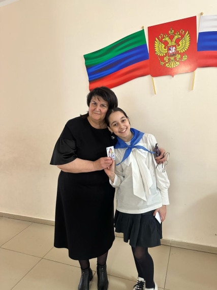 В преддверии Международного Женского дня активисты Первичного Отделения Движения Первых Школы №19 поздравили своих наставников и подарили открытки..